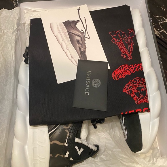 Authentic Versace Chain Reaction Runner - Picture 5 of 7